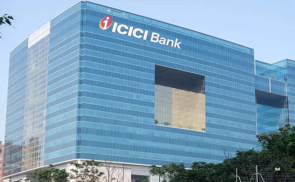 ফাল্গুনি নায়ার কাজ করেছেন ICICI ব্যাংক এ 