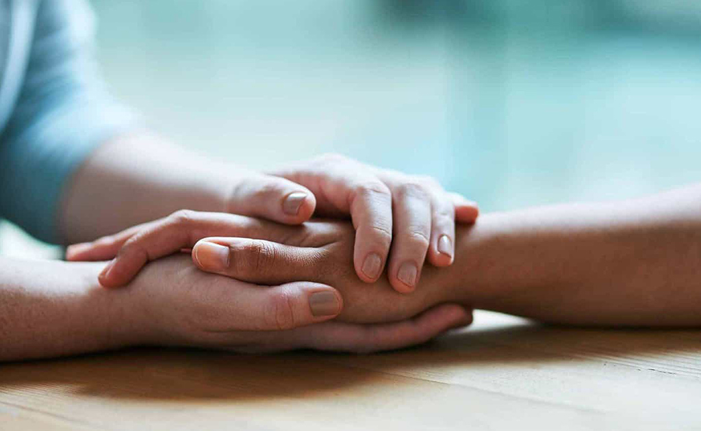 ওভারথিংকিং বন্ধ করে অন্যকে সাহায্য করুন 